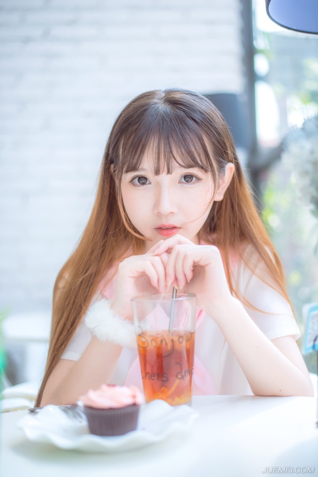 “是荆州的楼船。”一名将士认出了船上的旗帜，面色一沉：“快去通知吕将军！”